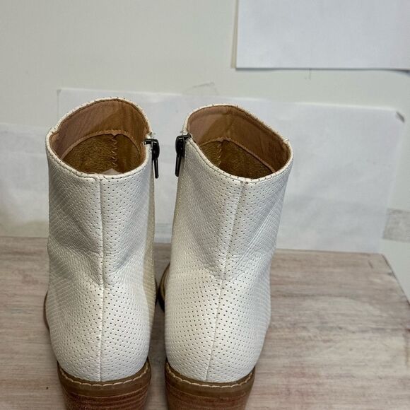 White Minimalist Ankle Boots with Rounded toe by miim great condition size 8.5 - Picture 5 of 7